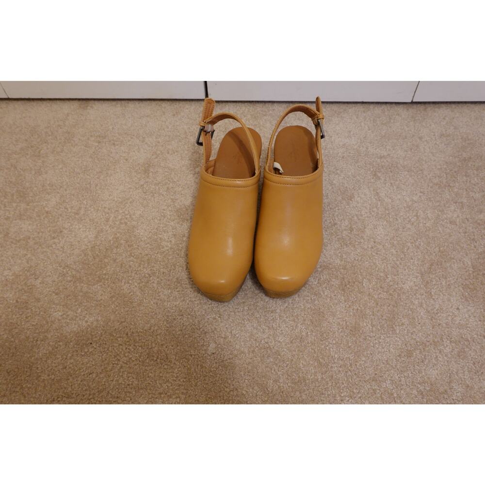 Universal Thread Size 9 Tan Clogs - image 2